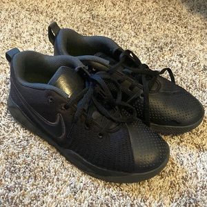 Nike Team Hustle Quick 2, black shoes, big boy size 4